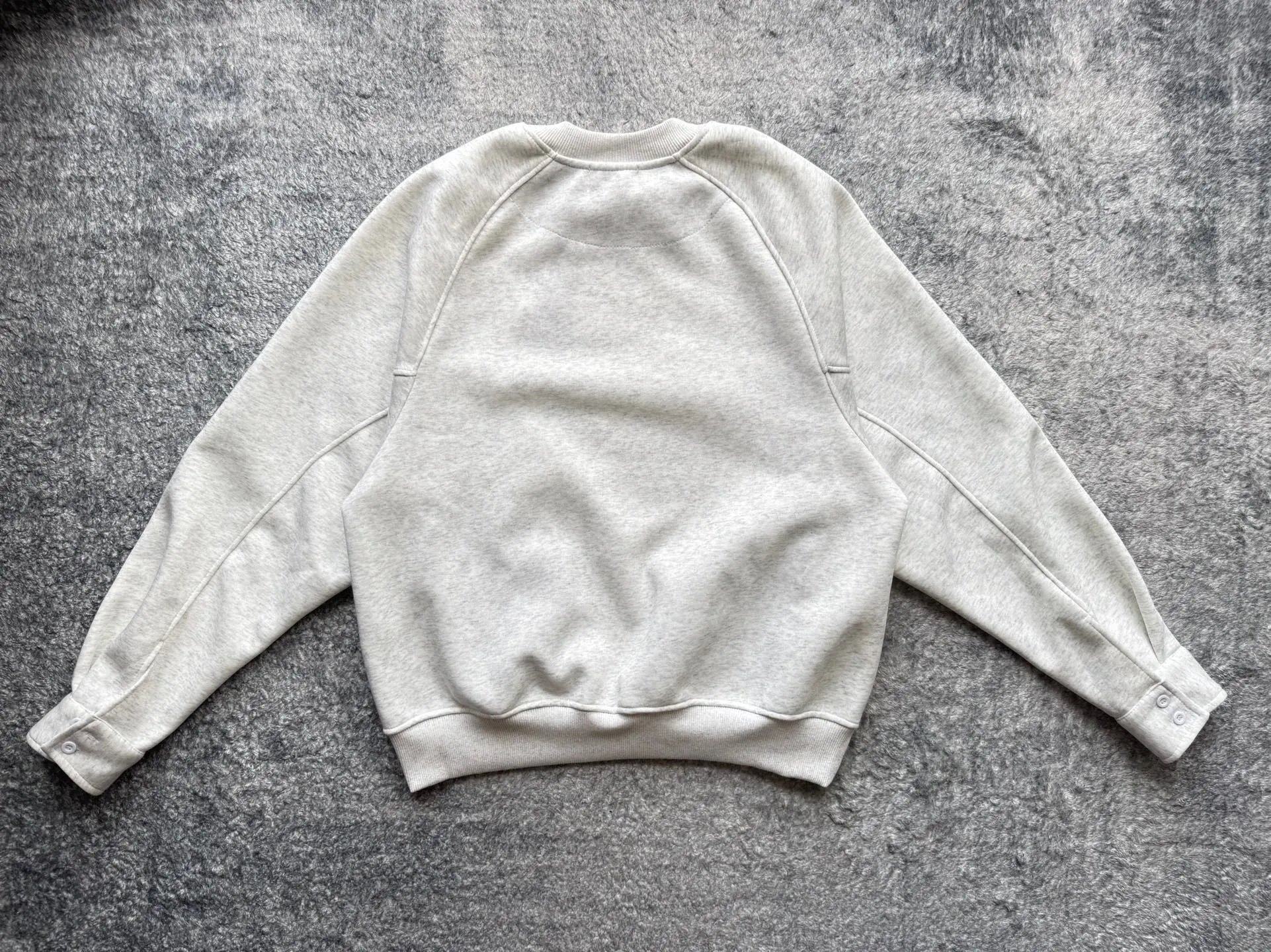 P220 Polo Ralph Lauren FW25 solid color embroidered logo sweatshirt. A sweatshirt is absolutely indispensable for the lazy feeling in autumn⛸️Ralph Luaren. The core is casual and relaxed, and the exterior is an American silhouette. It has a boyish laziness in place. It is unobtrusive but looks more timeless. 🕶️ The large drop shoulder version looks casual and fashionable. Wear it alone in spring and autumn or layer it in winter. It is completely a long-term sweatshirt in the wardrobe🫶🏻 Size Length Sleeve Length Bust M 63.5 80.5 130 L 65 82 134 XL 66.5 83.5 138